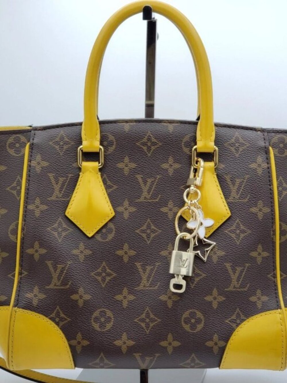 Authentic Louis Vuitton Gold Lock 🔒 Unbranded Flower Keychain Bag Charm LV - Picture 3 of 13